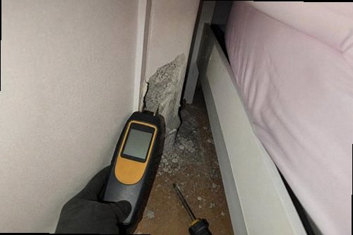 누수탐지 천장과 벽면에 번진 물자국을 확인하는 모습