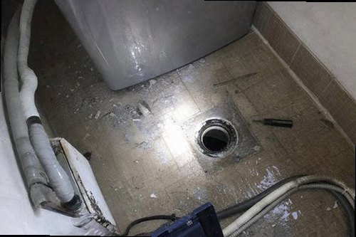 강남구 누수탐지 수도계량기 별침과 누수 피해 부위를 확인하는 모습