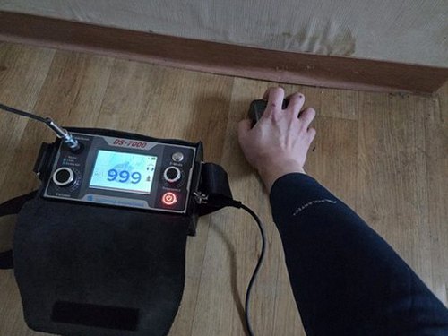 누수탐지 얼룩이 생긴 천장 모서리를 점검하는 장면