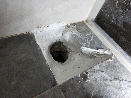 누수탐지 베란다 바닥 배수구 주변을 점검하는 장면