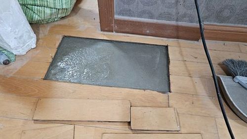 누수탐지 벽지 얼룩 부위와 배관 누수 탐지 과정을 나타낸 이미지