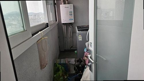 누수탐지 옥상 외부 방수층 상태를 점검하는 모습