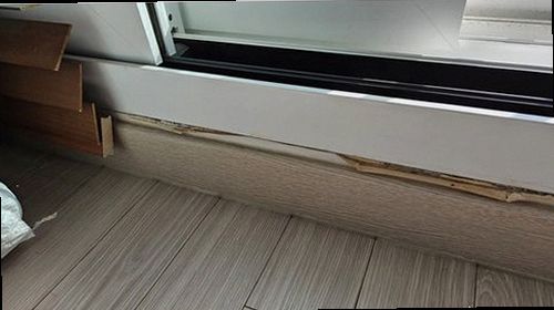 누수탐지 천장 얼룩 부위를 점검하는 모습