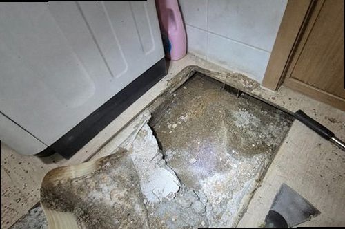 누수탐지 싱크대 하부장과 수도계량기를 확인하는 누수 점검 현장