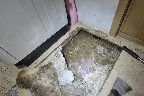누수탐지 주방 싱크대 하부 냉수 배관 점검 장면