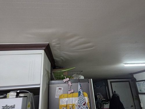 누수탐지 벽지에 번진 누런 얼룩과 천장 누수 흔적
