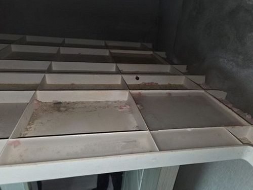 누수탐지 욕실 방수층과 벽면 얼룩을 점검하는 장면