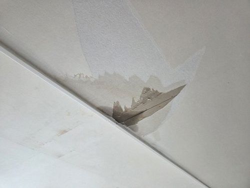 누수탐지 실외기 하부 드레인 배출 상태와 벽면 물자국을 함께 확인하는 점검 장면