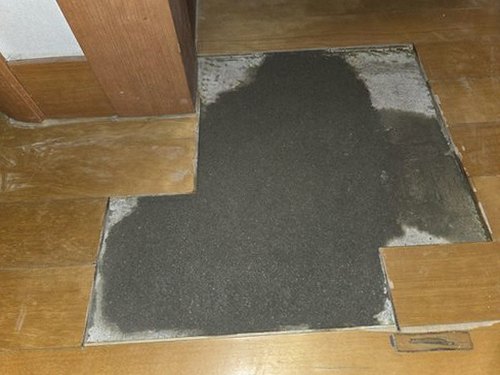 누수탐지 벽면 얼룩 부위의 수분 측정과 점검 장면