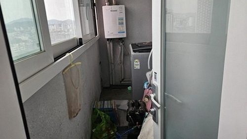 누수탐지 옥상 방수층과 파라펫 실링 상태를 점검하는 모습