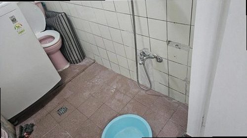 누수탐지 수도계량기와 보일러 배관을 점검하는 현장