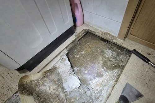 누수탐지 주방 하부 급수 배관 점검 장면