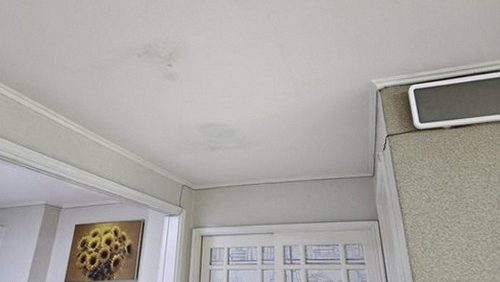 누수탐지 실외기 주변 배관과 외벽 점검 장면
