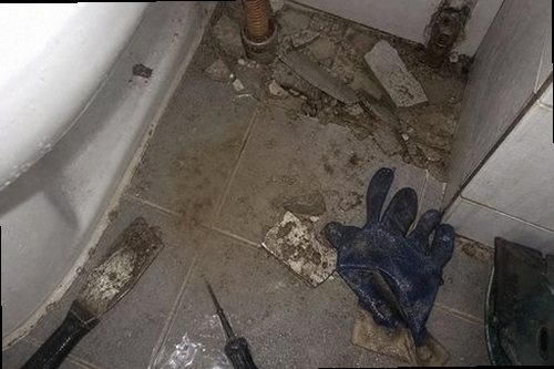 누수탐지 욕실 바닥과 아래층 천장 누수 흔적을 확인하는 현장