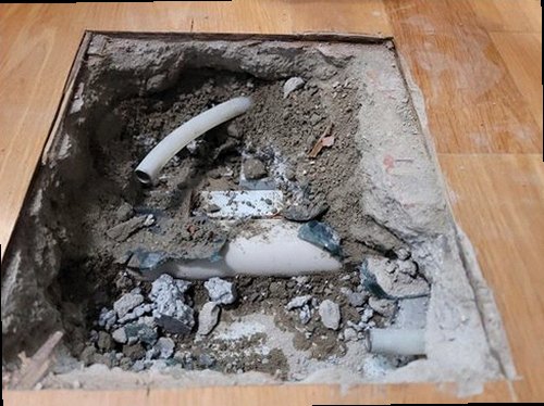 누수탐지 청음탐지기로 벽면 소리를 비교하며 누수 위치를 좁히는 작업 장면