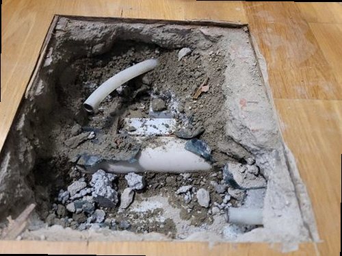 누수탐지 벽면 하단에 집중된 곰팡이 얼룩 흔적