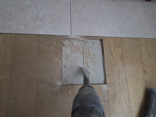 누수탐지 거실 벽지 하단 얼룩과 천장 모서리 물기 흔적을 살펴보는 점검 장면