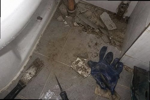누수탐지 변기 바닥 실링과 배수구 주변을 점검하는 모습