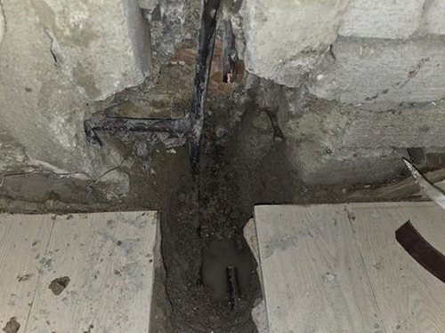 누수탐지 배관 압력 시험과 가스 탐지 작업이 진행되는 현장