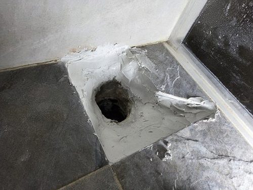 누수탐지 창틀 모서리 실란트 갈라짐을 살피는 점검 장면
