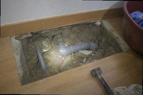 성동구 누수탐지 거실 장판 가장자리의 들뜸과 바닥 습기 흔적
