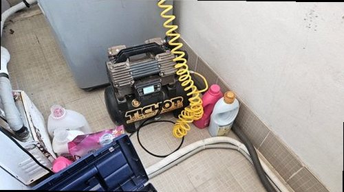누수탐지 천장과 베란다 주변의 누수 흔적을 비교하는 현장 점검