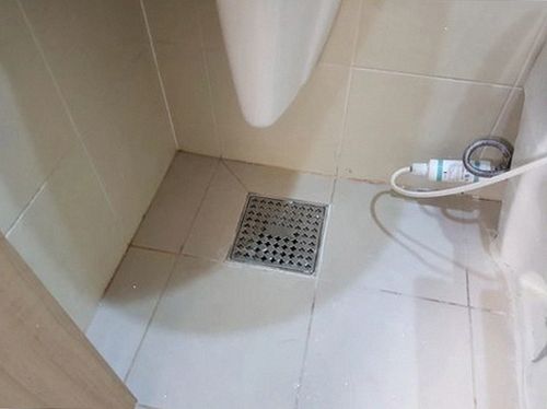 누수탐지 천장 모서리에 번진 얼룩과 배관 주변 누수 흔적을 관찰하는 장면