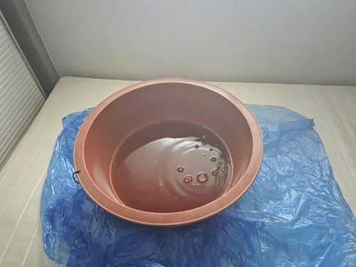 누수탐지 배관 압력 점검 장비와 벽면 청음 탐지 장면