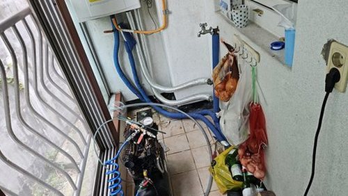누수탐지 창틀 하단 실란트 벌어짐과 배수 구멍 점검 장면