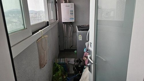 누수탐지 베란다 천장 얼룩과 옥상 배수구 점검 장면