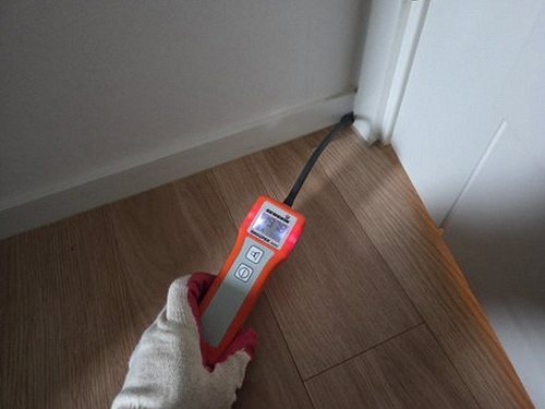 누수탐지 벽지 얼룩의 위치와 번짐 방향을 기록하는 점검 장면