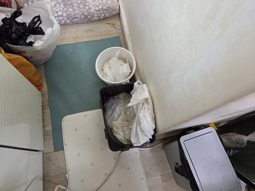 은평구 누수탐지 천장과 벽에 나타난 얼룩의 범위와 위치를 확인하는 모습