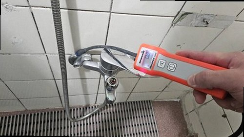 종로구 누수탐지 천장 누수 흔적과 수분 측정기를 확인하는 현장