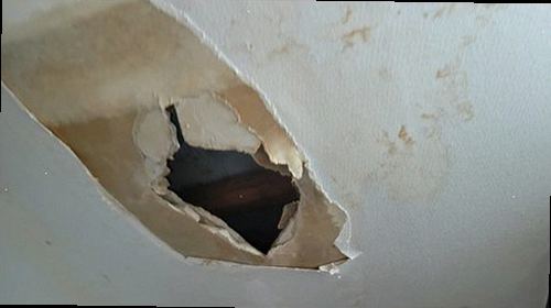 누수탐지 벽체 하단 물 자국과 바닥 얼룩이 함께 나타난 욕실 인접 벽면