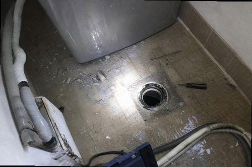 누수탐지 베란다 천장과 벽면에 나타난 물자국을 확인하는 현장
