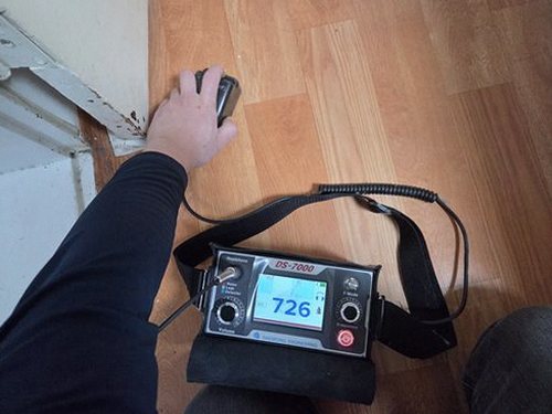 누수탐지 수도 계량기 별침과 배관 압력 검사 장비를 점검하는 장면