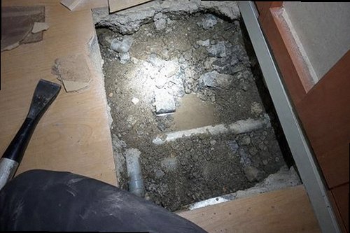 서대문구 누수탐지 천장 누수 흔적과 누수 원인을 확인하는 점검 모습