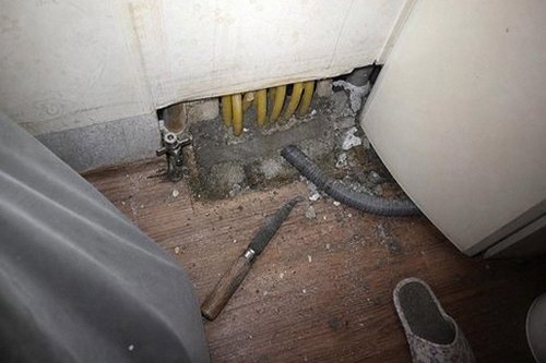 누수탐지 세면대 하부 배관과 배수트랩 구조 점검 장면
