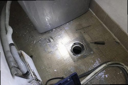 누수탐지 베란다 창호 주변 물자국과 외벽 접합부를 확인하는 모습