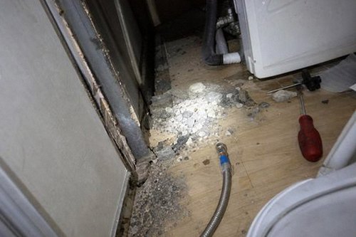 누수탐지 공압 측정 장비로 배관 압력 변화를 확인하는 모습