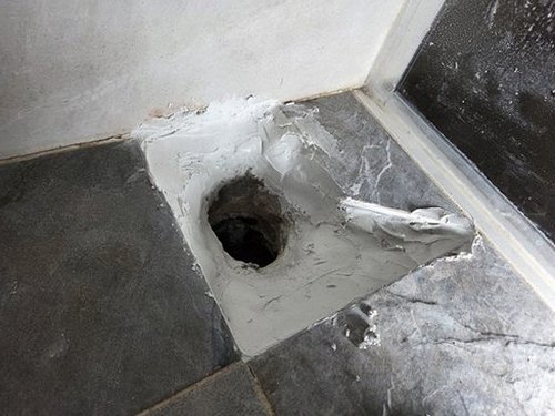 누수탐지 베란다 창틀 모서리 실란트 상태를 점검하는 장면