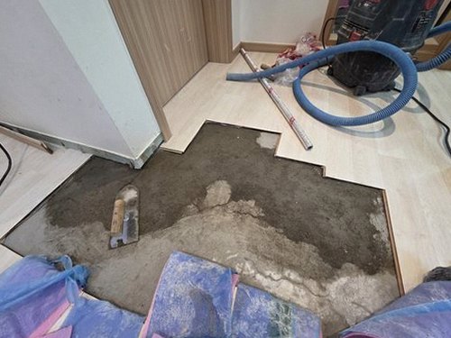 누수탐지 천장 조명 주변 얼룩과 습기 흔적 점검 장면