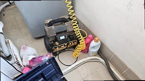 서울 중구 누수탐지 베란다 벽면과 창틀 주변의 누수 흔적을 확인하는 모습
