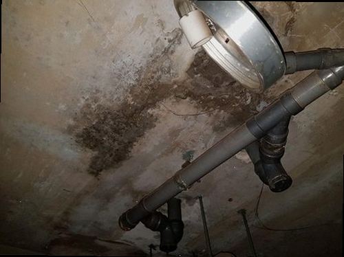 누수탐지 노후 실란트를 제거하고 창틀 접합부를 보수하는 작업 과정