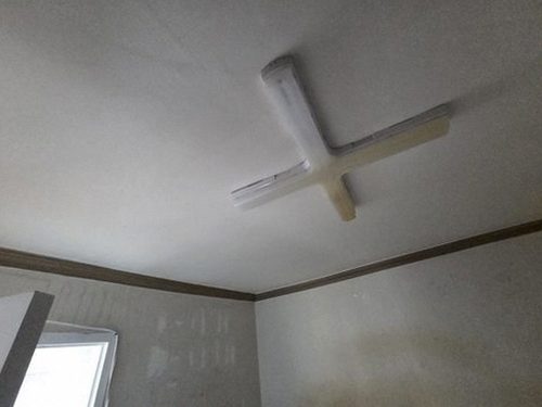 누수탐지 벽지 모서리에 번진 얼룩의 경계와 면적을 기록하는 점검 장면