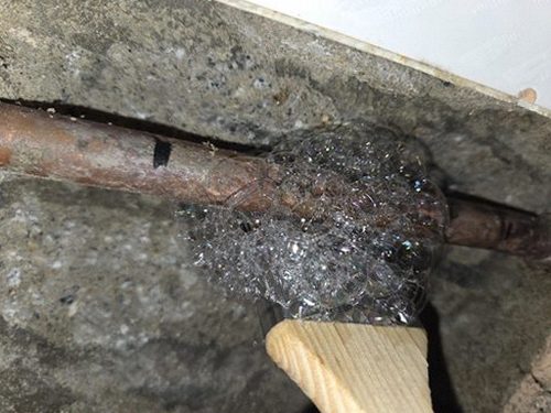 누수탐지 계량기 별침과 밸브를 확인하는 약식 점검 장면