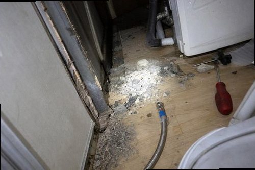 누수탐지 싱크대 하부 배관 점검 후 교체 구간 확인 장면