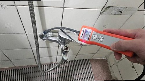 광주 누수탐지 천장과 벽면에 발생한 물자국을 확인하는 모습