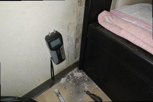누수탐지 천장과 벽면에 나타난 물자국을 비교하는 모습