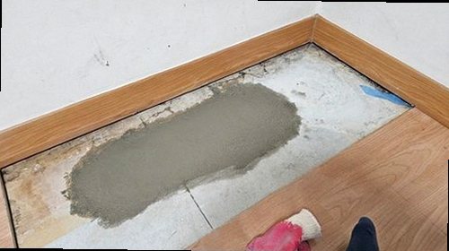 누수탐지 거실 벽면 하단에 번진 얼룩과 들뜬 벽지